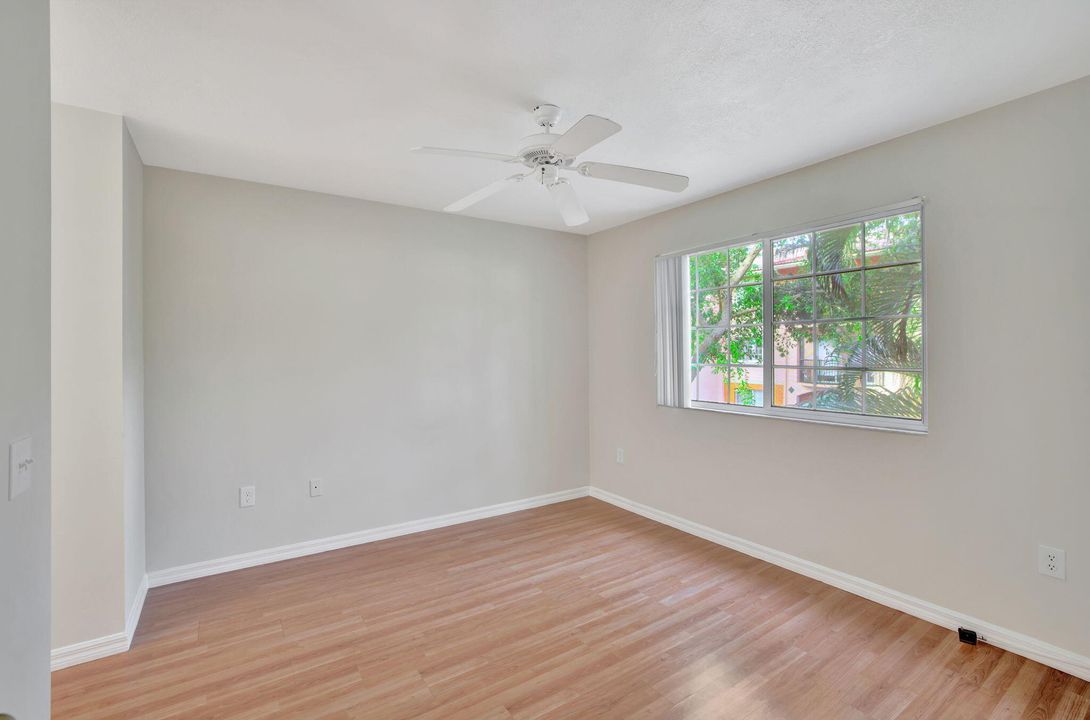 For Sale: $389,000 (2 beds, 2 baths, 1054 Square Feet)