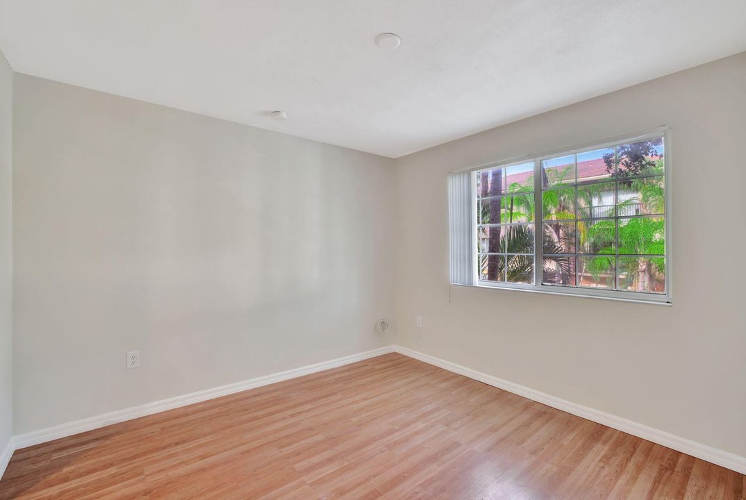 For Sale: $389,000 (2 beds, 2 baths, 1054 Square Feet)