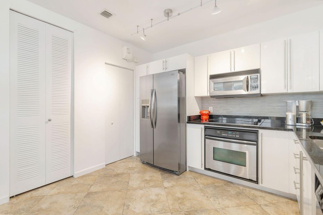 For Sale: $360,000 (1 beds, 1 baths, 831 Square Feet)