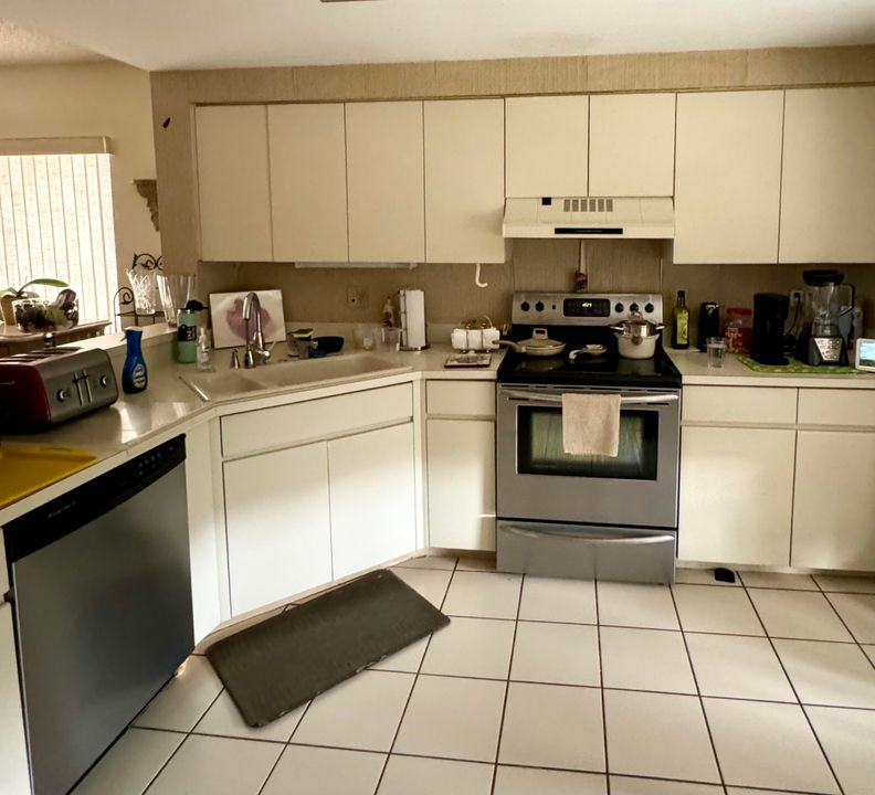 For Sale: $308,000 (3 beds, 3 baths, 2025 Square Feet)