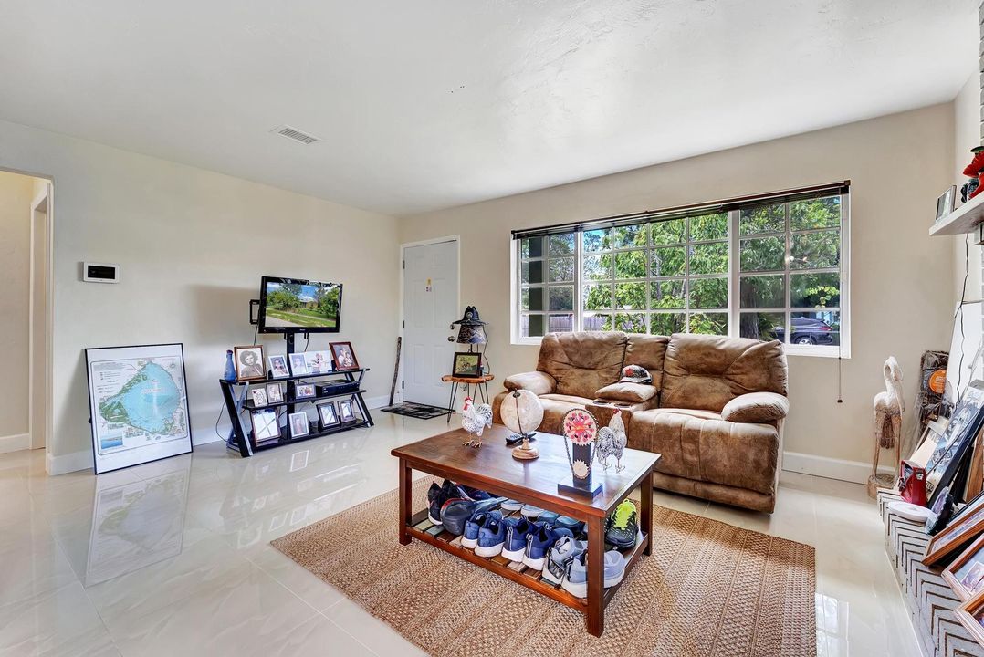 Active With Contract: $395,000 (2 beds, 1 baths, 800 Square Feet)