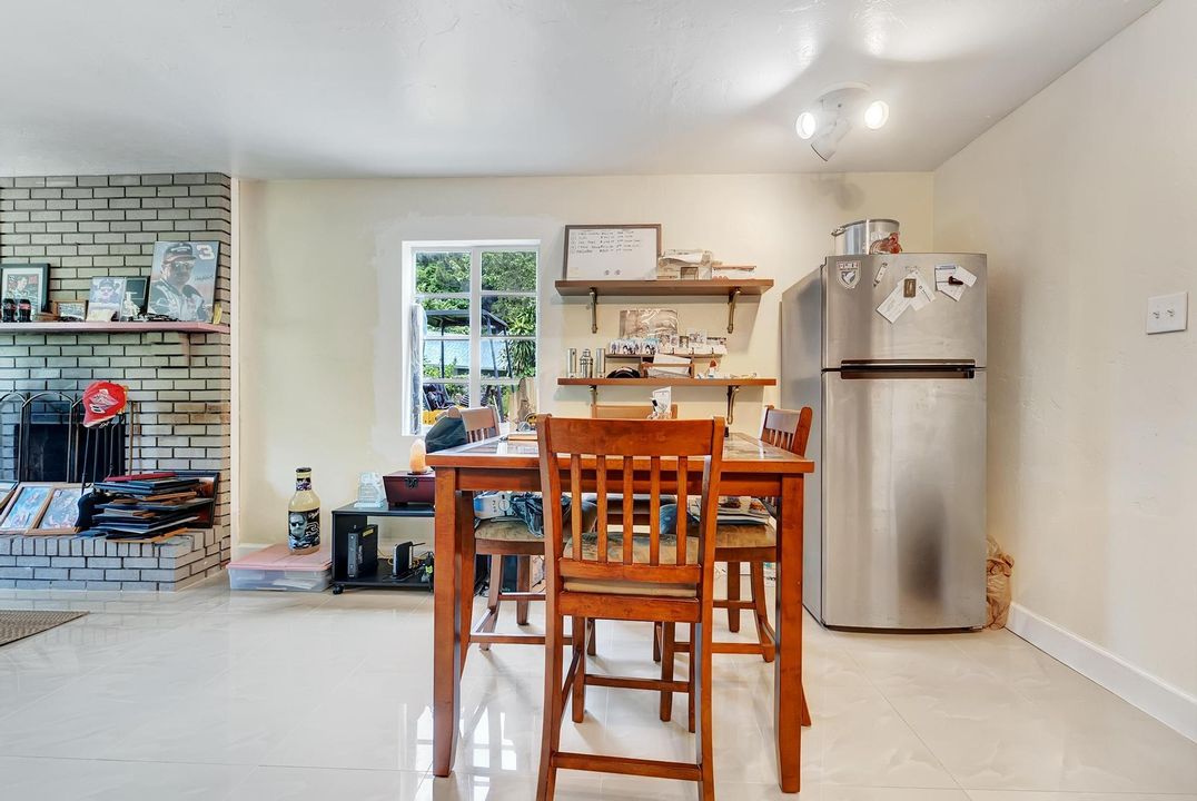 For Sale: $395,000 (2 beds, 1 baths, 800 Square Feet)