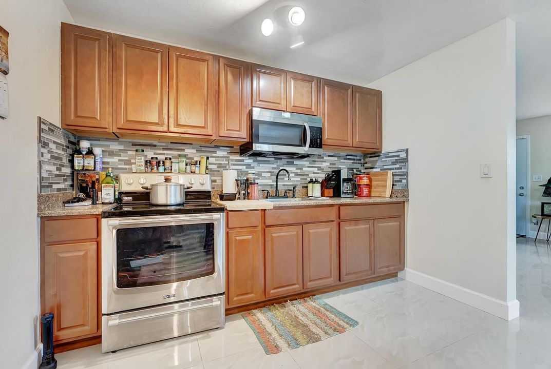 Active With Contract: $395,000 (2 beds, 1 baths, 800 Square Feet)