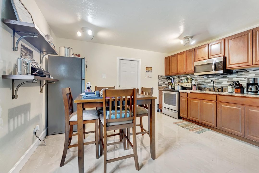 For Sale: $395,000 (2 beds, 1 baths, 800 Square Feet)