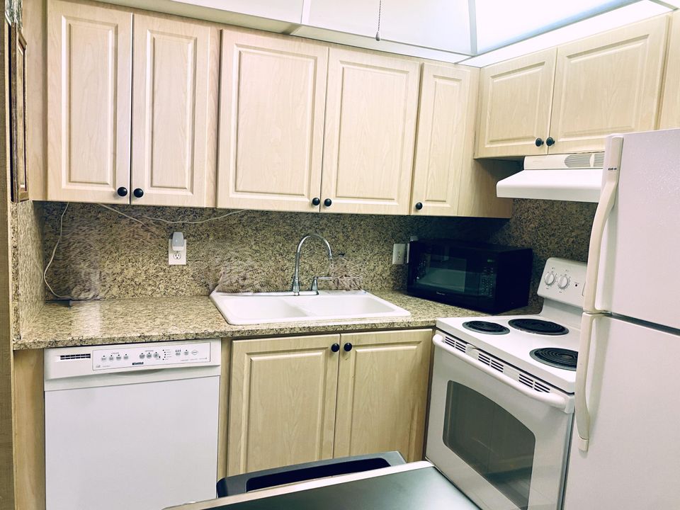 For Sale: $99,000 (1 beds, 1 baths, 700 Square Feet)