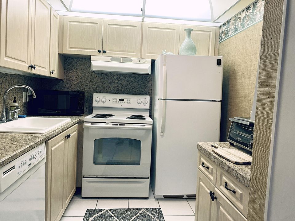 For Sale: $99,000 (1 beds, 1 baths, 700 Square Feet)