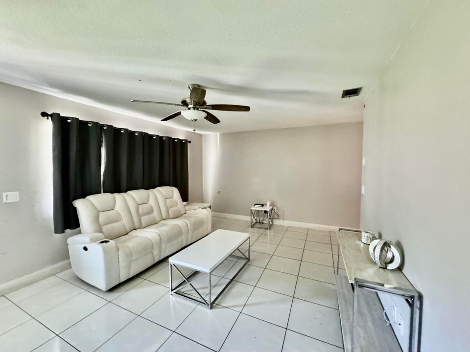 For Sale: $235,000 (3 beds, 2 baths, 1040 Square Feet)