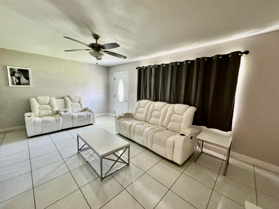 For Sale: $235,000 (3 beds, 2 baths, 1040 Square Feet)