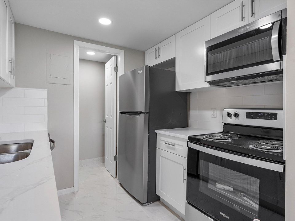 For Sale: $305,000 (2 beds, 1 baths, 1122 Square Feet)