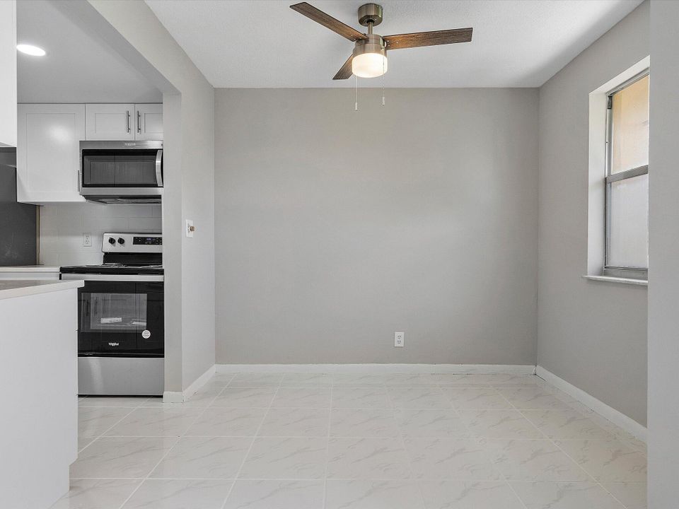 For Sale: $305,000 (2 beds, 1 baths, 1122 Square Feet)