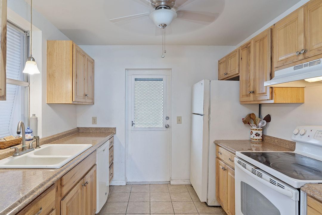 For Sale: $256,000 (2 beds, 2 baths, 1144 Square Feet)