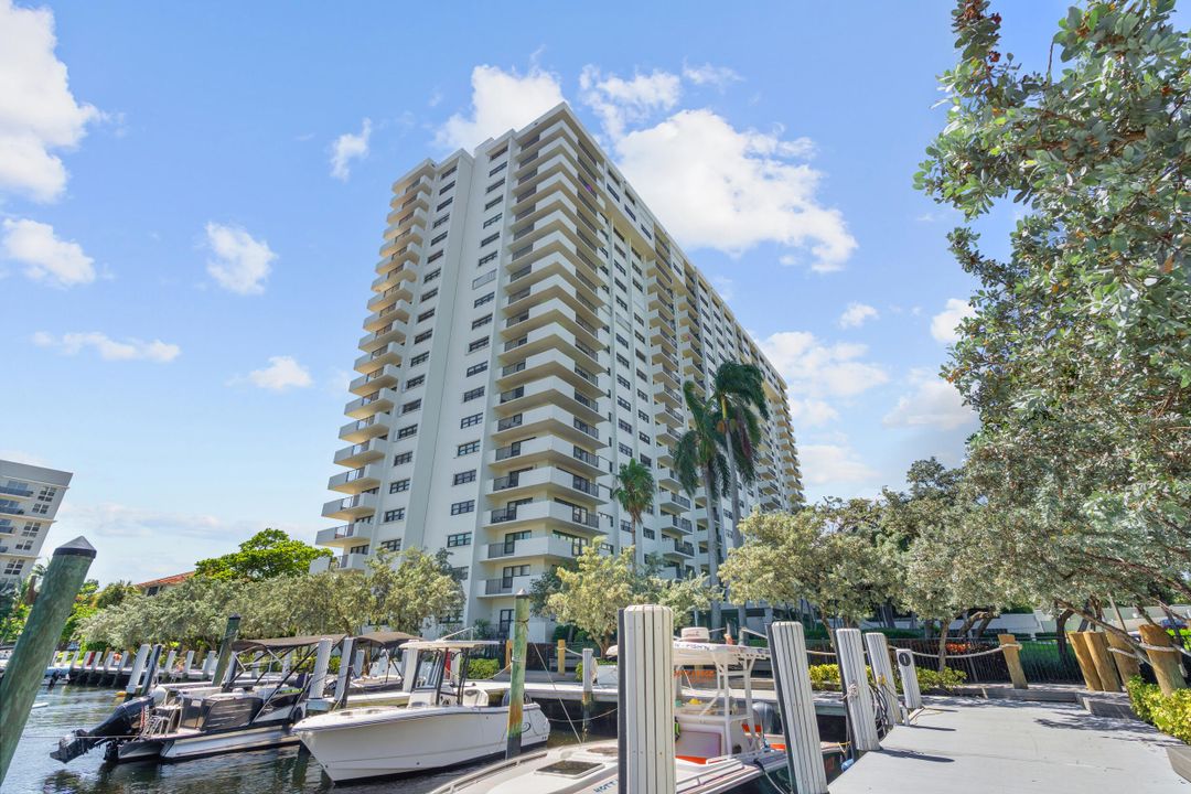 For Sale: $465,000 (2 beds, 2 baths, 1290 Square Feet)