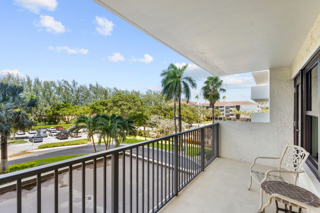 For Sale: $465,000 (2 beds, 2 baths, 1290 Square Feet)