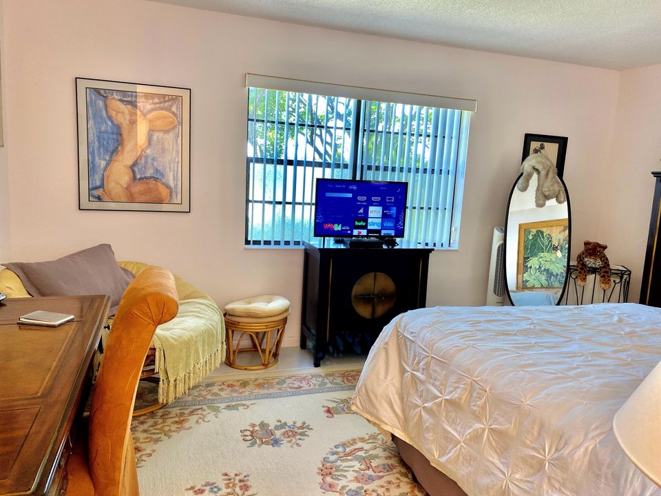 For Sale: $189,000 (2 beds, 2 baths, 1043 Square Feet)