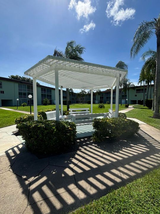 Active With Contract: $95,000 (2 beds, 1 baths, 865 Square Feet)