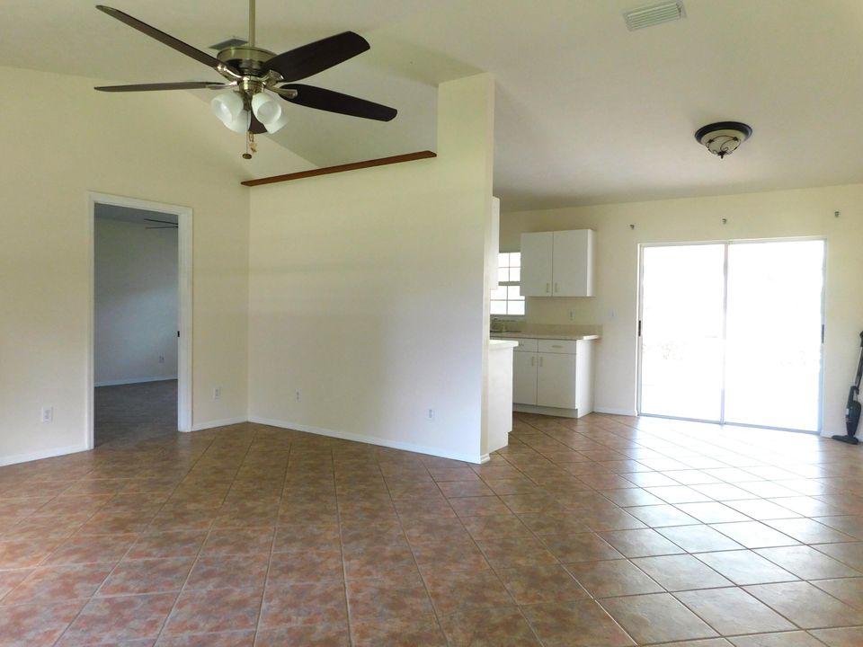 For Sale: $379,000 (2 beds, 2 baths, 1144 Square Feet)