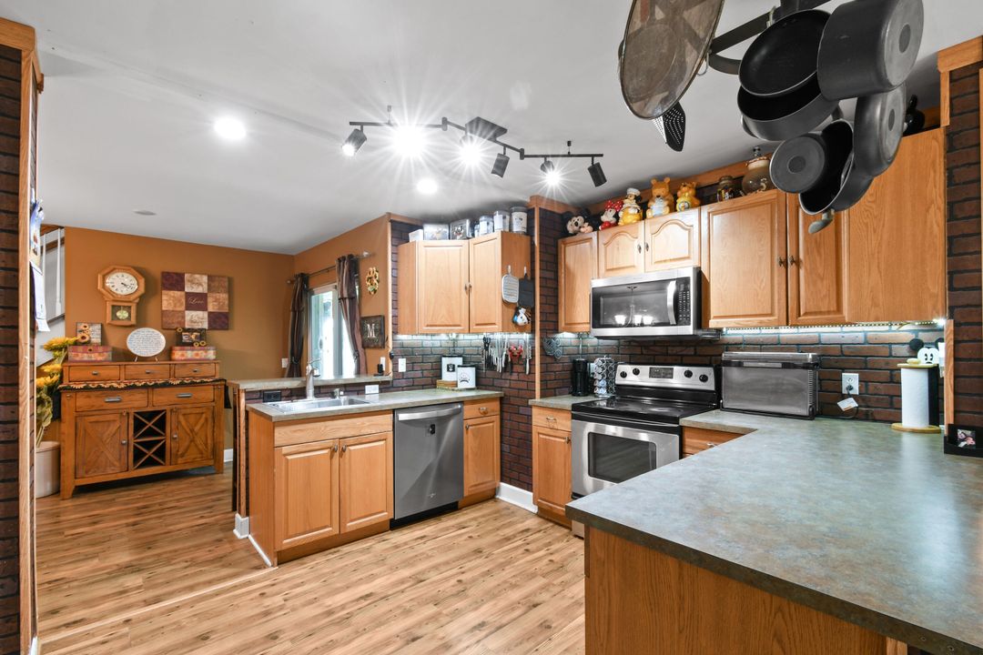 For Sale: $549,900 (3 beds, 2 baths, 1981 Square Feet)