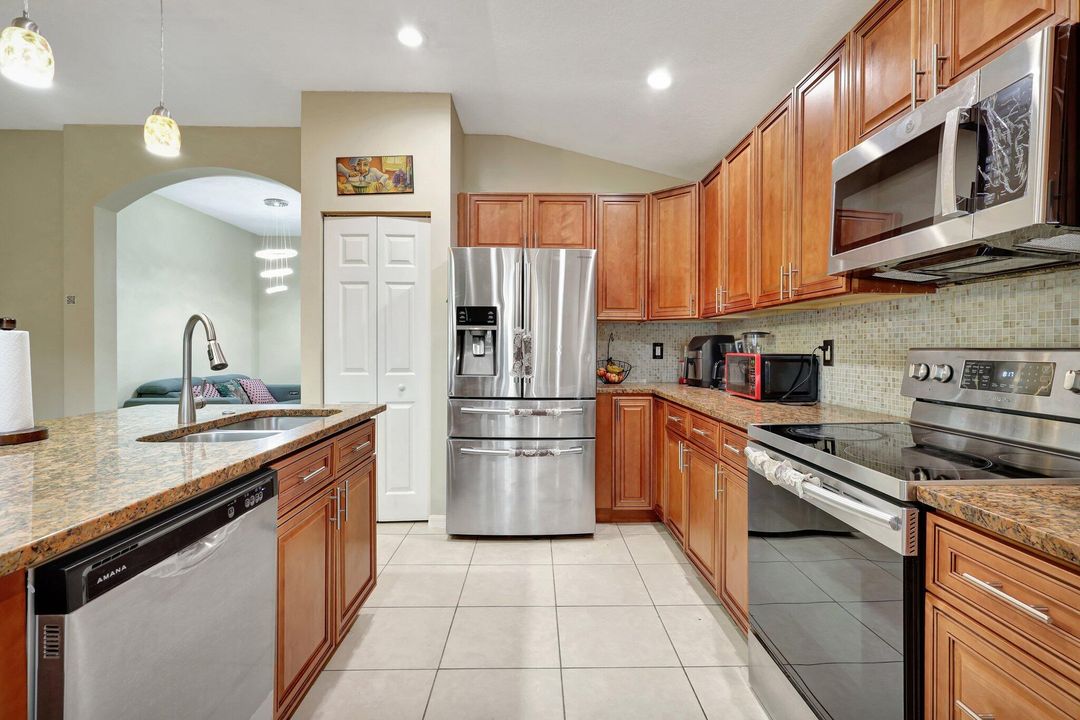 For Sale: $470,000 (3 beds, 2 baths, 1881 Square Feet)