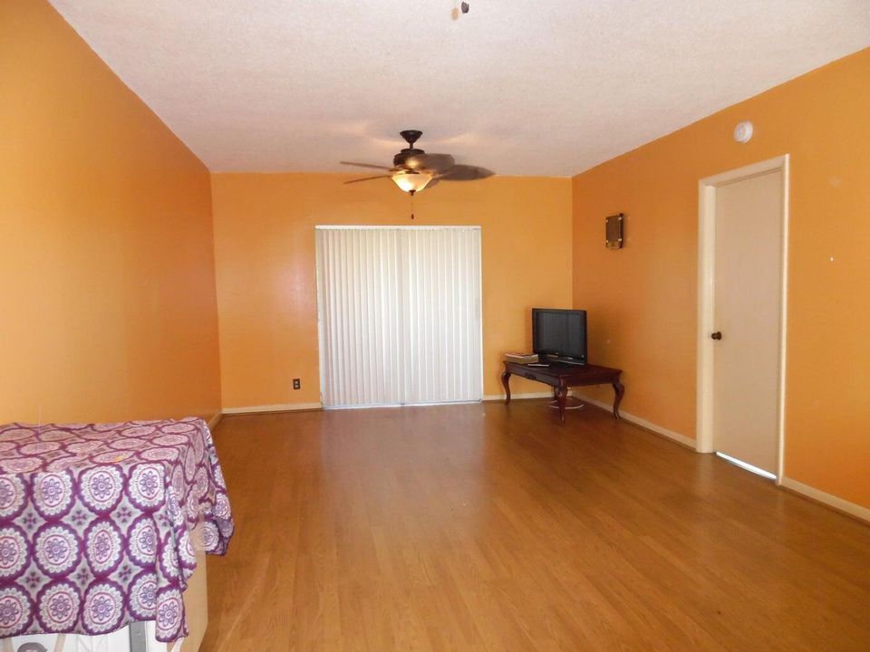 For Rent: $1,550 (2 beds, 1 baths, 729 Square Feet)