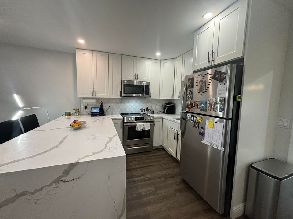 For Sale: $269,900 (2 beds, 1 baths, 915 Square Feet)