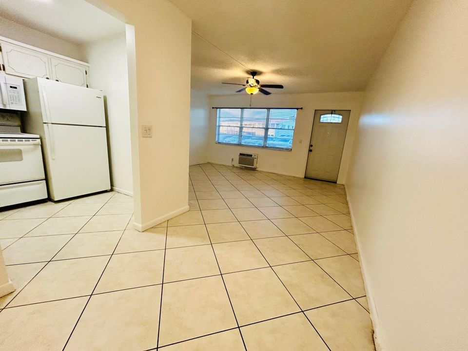 For Sale: $74,000 (1 beds, 1 baths, 570 Square Feet)