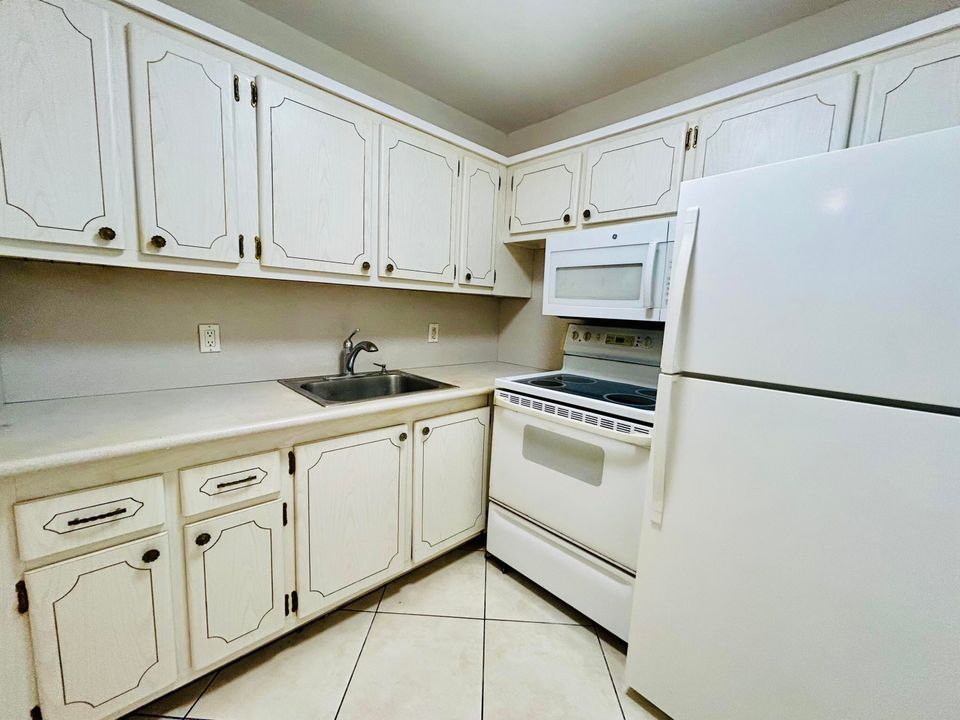 For Sale: $74,000 (1 beds, 1 baths, 570 Square Feet)