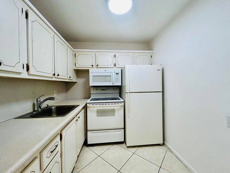 For Sale: $74,000 (1 beds, 1 baths, 570 Square Feet)