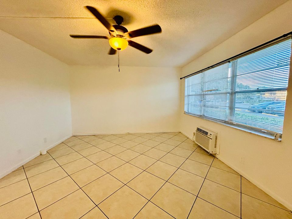 For Sale: $74,000 (1 beds, 1 baths, 570 Square Feet)