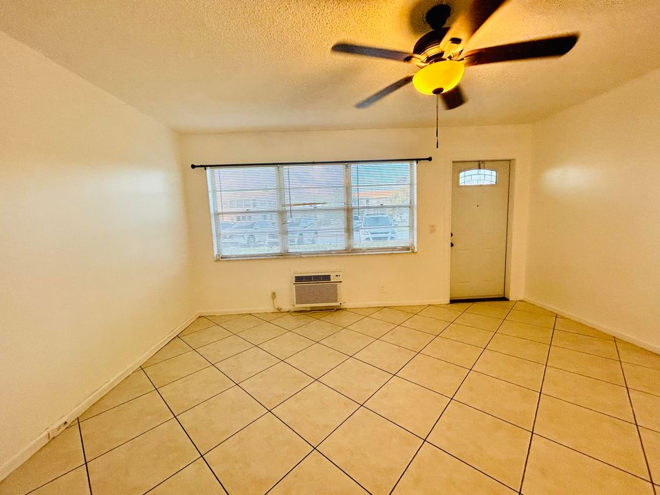 For Sale: $74,000 (1 beds, 1 baths, 570 Square Feet)