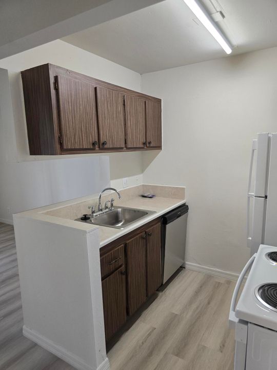 Active With Contract: $1,400 (1 beds, 1 baths, 495 Square Feet)