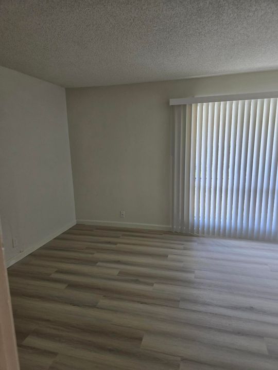 Active With Contract: $1,400 (1 beds, 1 baths, 495 Square Feet)