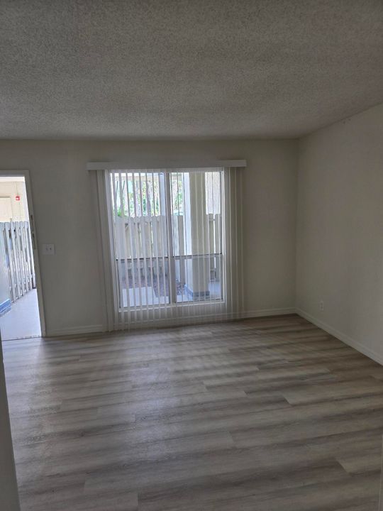 Active With Contract: $1,400 (1 beds, 1 baths, 495 Square Feet)