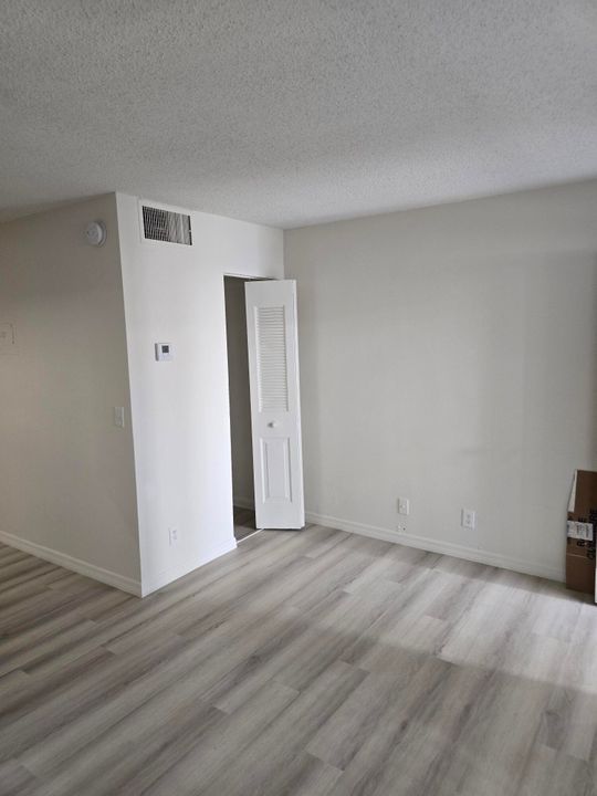 Active With Contract: $1,400 (1 beds, 1 baths, 495 Square Feet)