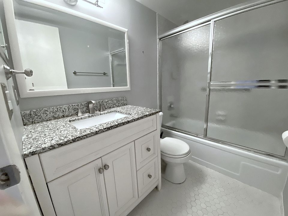 For Sale: $85,000 (1 beds, 1 baths, 585 Square Feet)