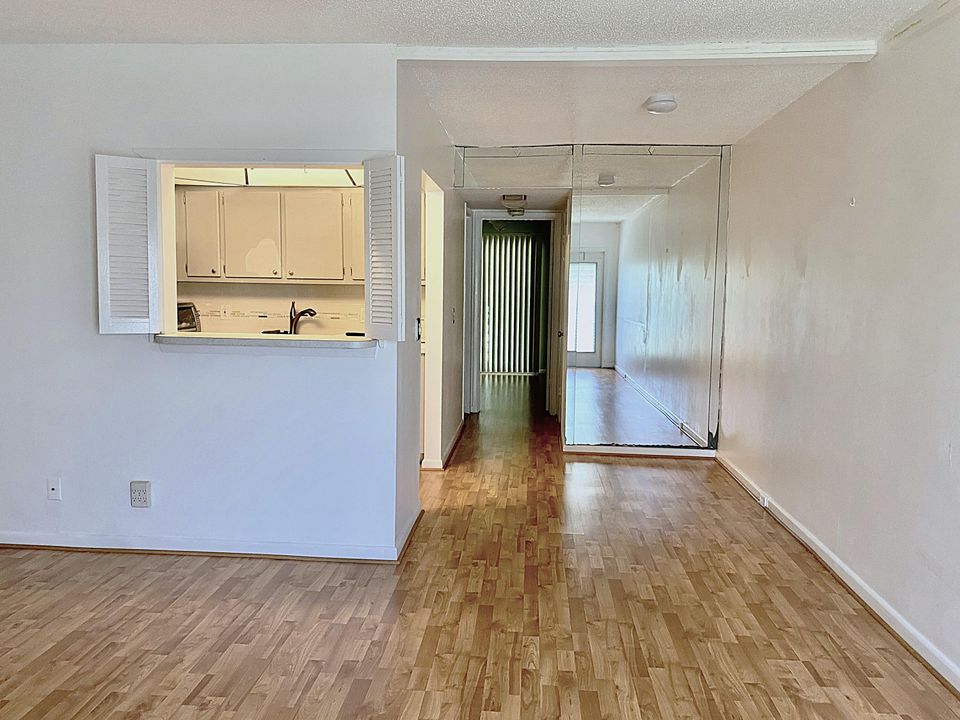 For Sale: $85,000 (1 beds, 1 baths, 585 Square Feet)