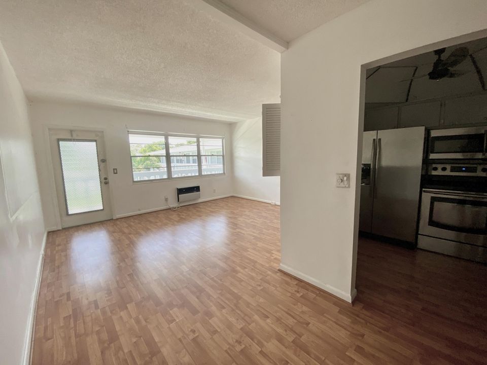 For Sale: $85,000 (1 beds, 1 baths, 585 Square Feet)