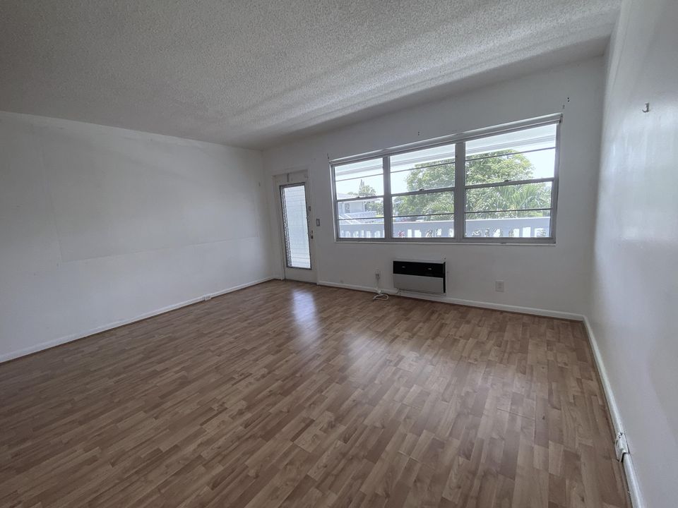 For Sale: $85,000 (1 beds, 1 baths, 585 Square Feet)