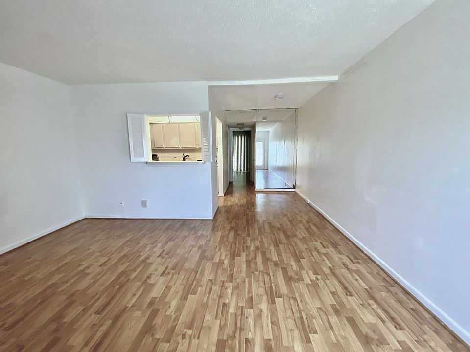 For Sale: $85,000 (1 beds, 1 baths, 585 Square Feet)