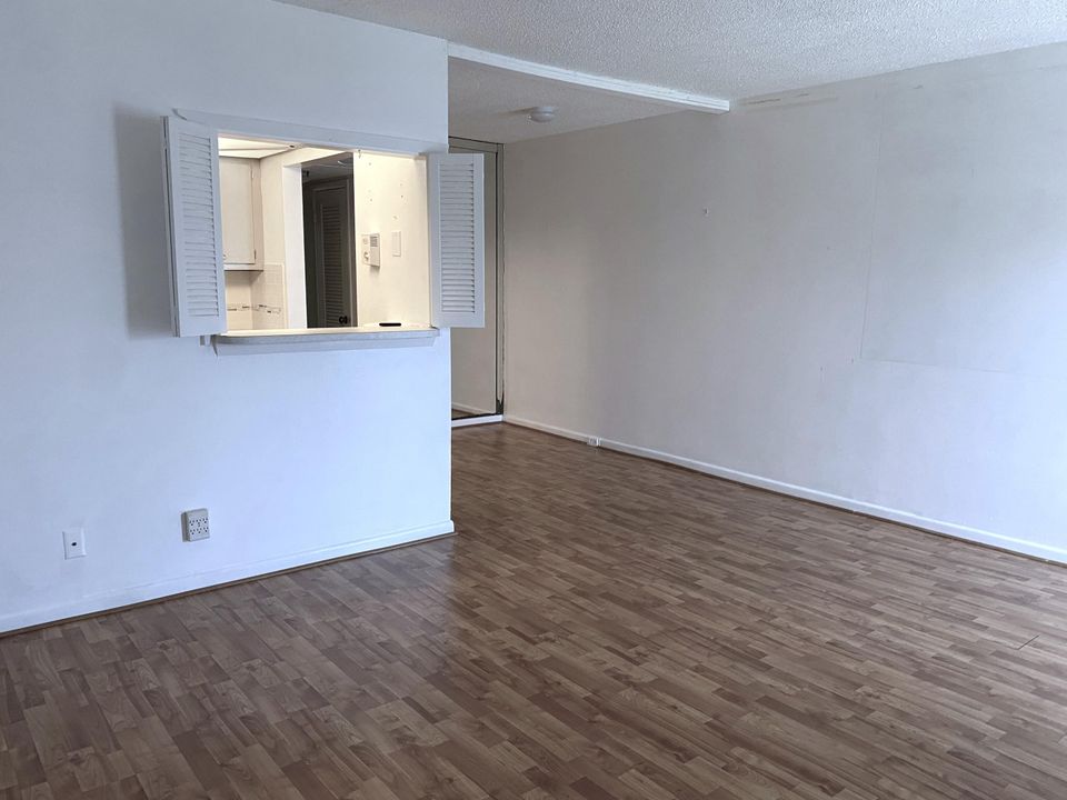 For Sale: $85,000 (1 beds, 1 baths, 585 Square Feet)