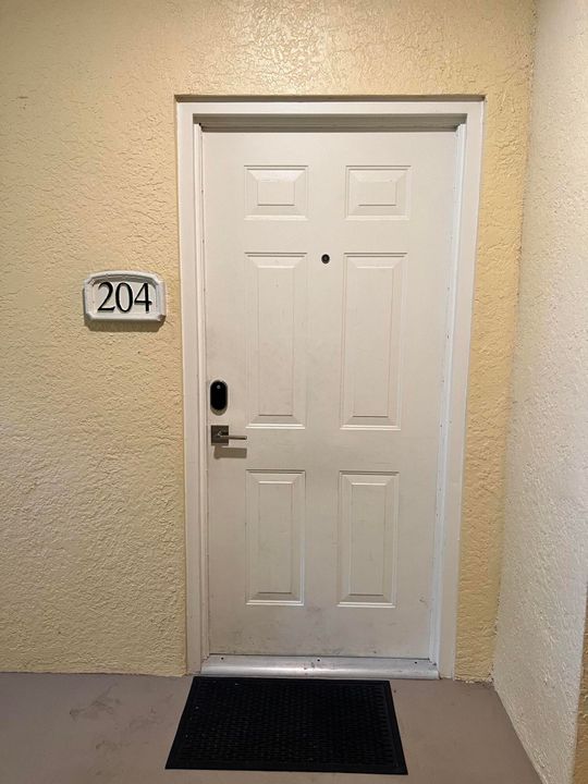 For Rent: $2,200 (1 beds, 1 baths, 872 Square Feet)