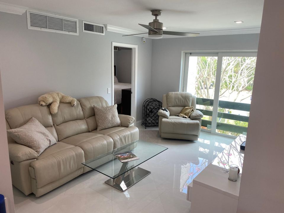 For Sale: $330,000 (3 beds, 2 baths, 1003 Square Feet)