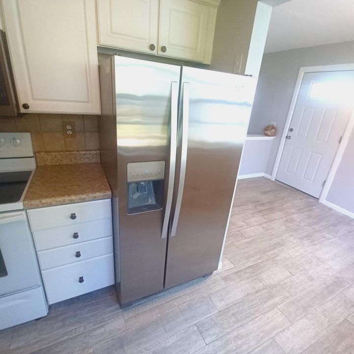 For Sale: $155,999 (2 beds, 2 baths, 907 Square Feet)