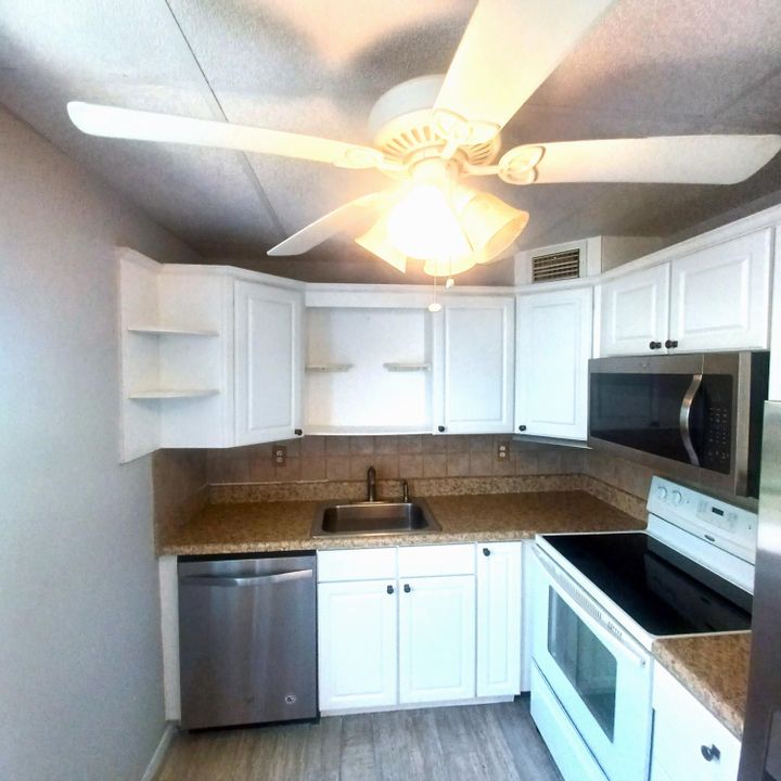 For Sale: $155,999 (2 beds, 2 baths, 907 Square Feet)