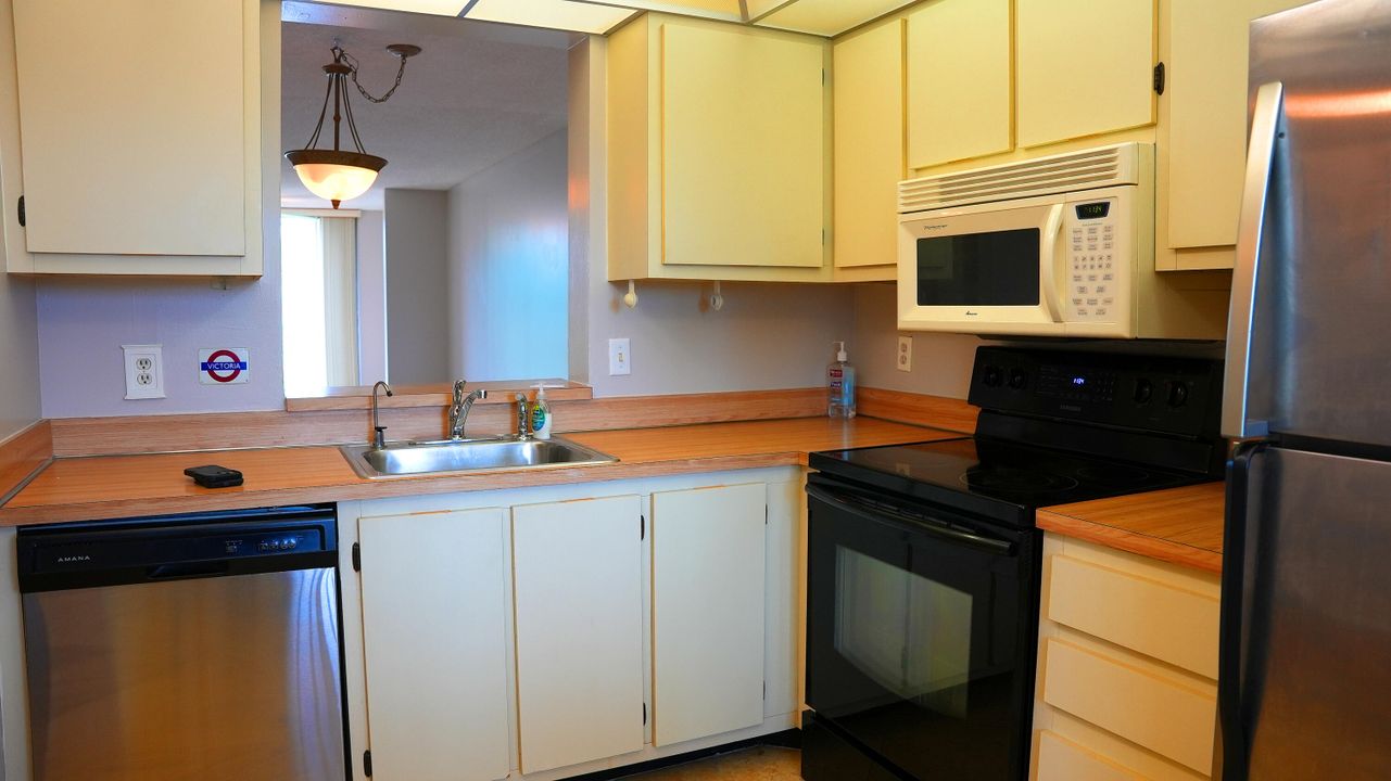 For Sale: $199,900 (2 beds, 2 baths, 990 Square Feet)