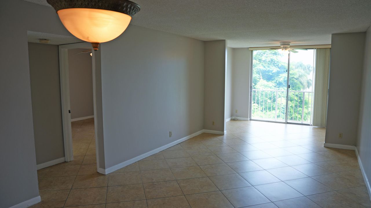 For Sale: $199,900 (2 beds, 2 baths, 990 Square Feet)