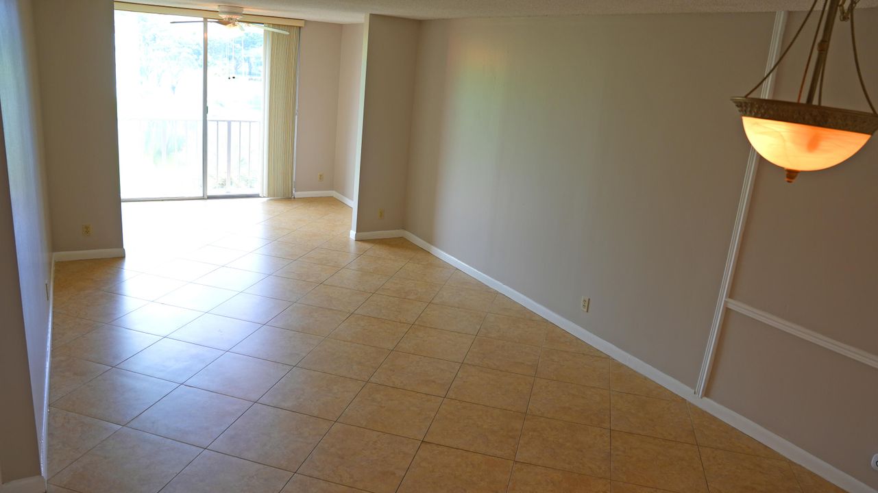 For Sale: $199,900 (2 beds, 2 baths, 990 Square Feet)