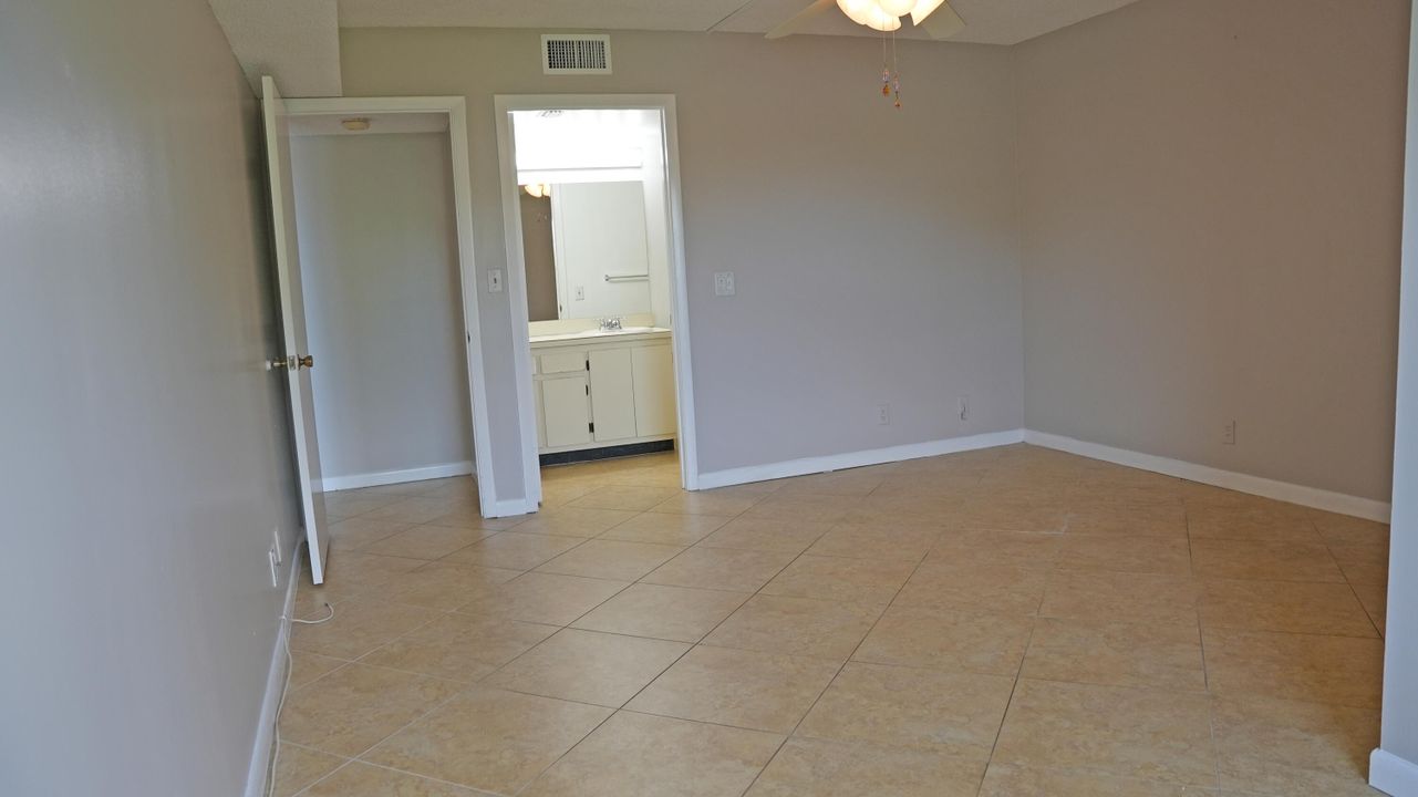 For Sale: $199,900 (2 beds, 2 baths, 990 Square Feet)