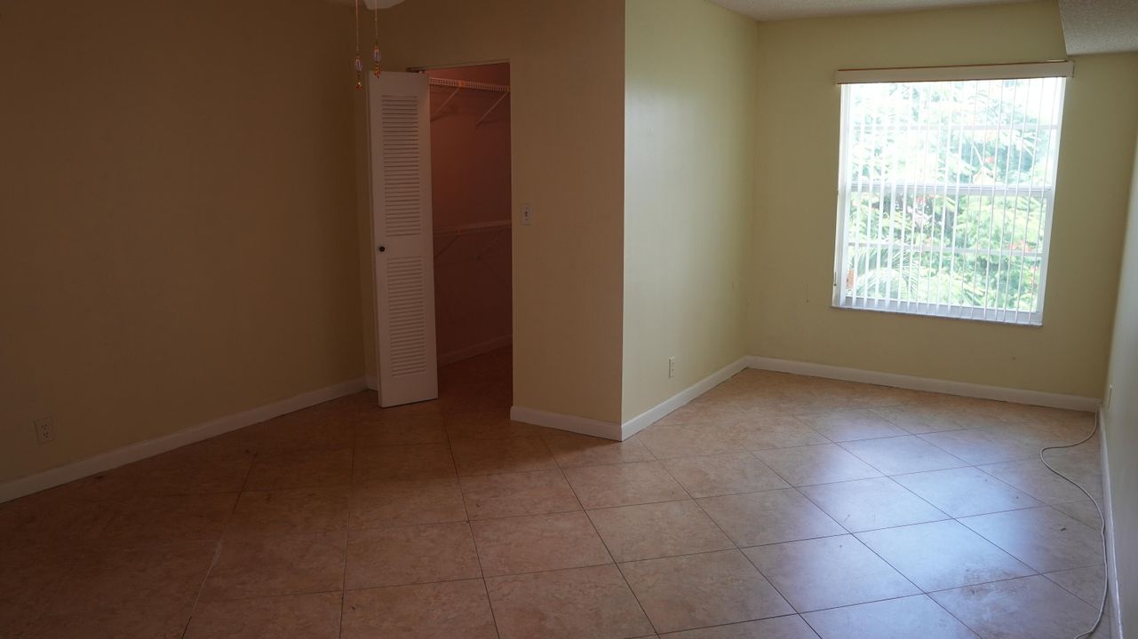 For Sale: $199,900 (2 beds, 2 baths, 990 Square Feet)