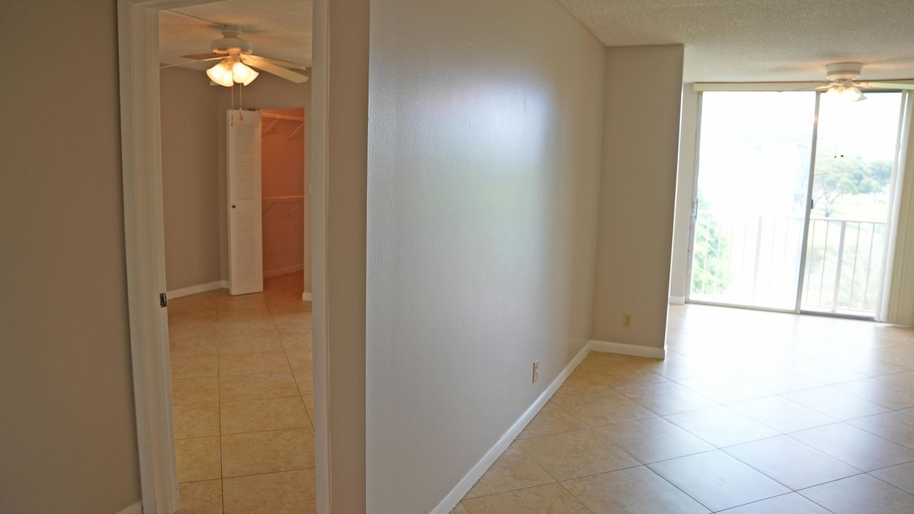 For Sale: $199,900 (2 beds, 2 baths, 990 Square Feet)