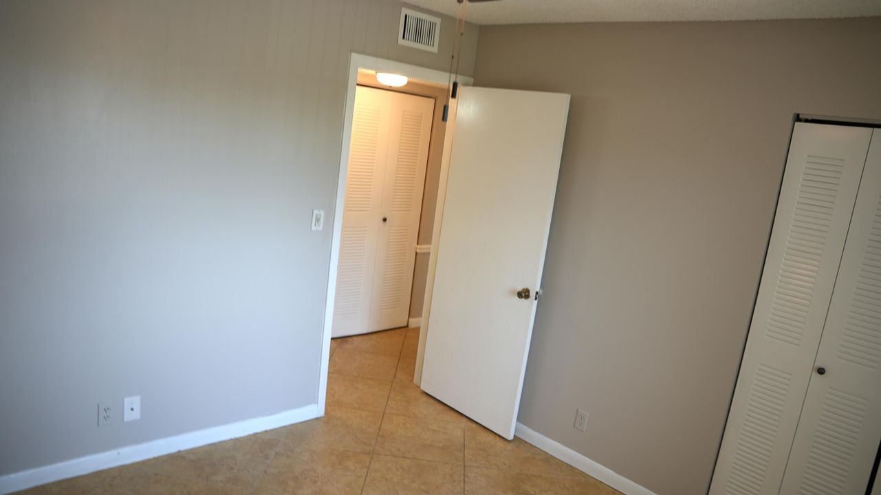 For Sale: $199,900 (2 beds, 2 baths, 990 Square Feet)